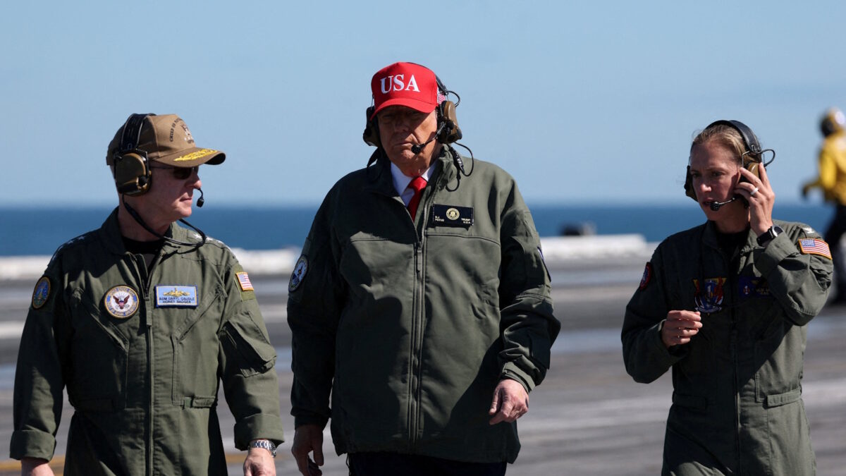 Ο Αμερικανός πρόεδρος στο κάτάστρωμα αμερικανικού αερολανοφόρου