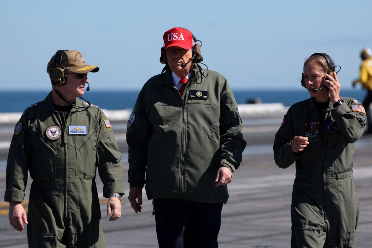 Ο Αμερικανός πρόεδρος στο κάτάστρωμα αμερικανικού αερολανοφόρου