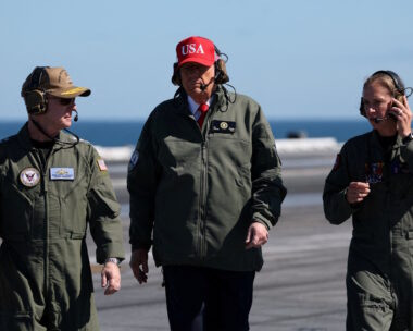 Ο Αμερικανός πρόεδρος στο κάτάστρωμα αμερικανικού αερολανοφόρου