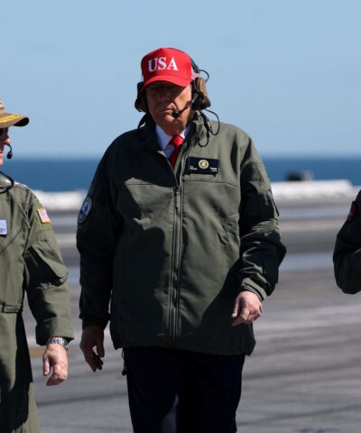 Ο Αμερικανός πρόεδρος στο κάτάστρωμα αμερικανικού αερολανοφόρου