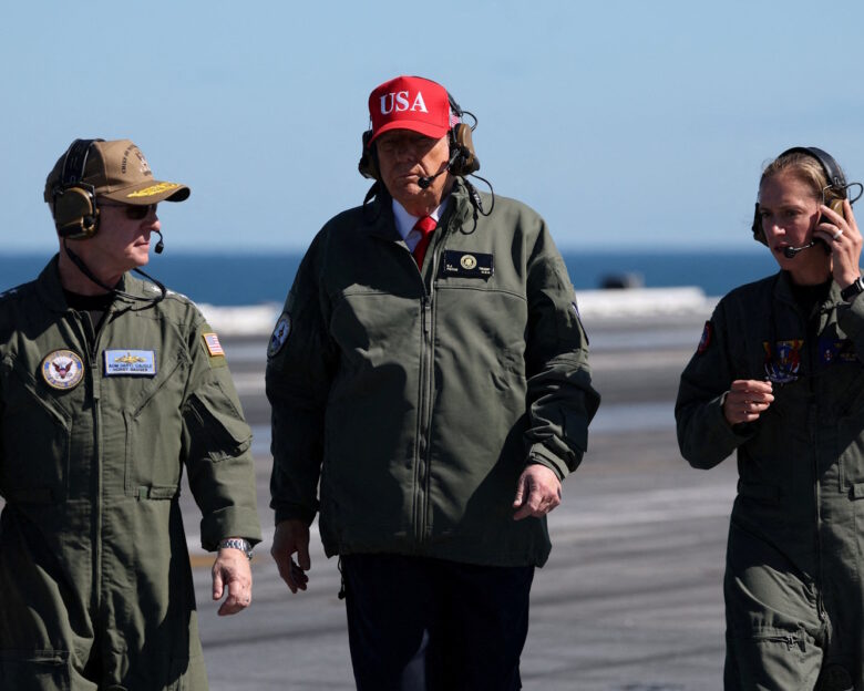 Ο Αμερικανός πρόεδρος στο κάτάστρωμα αμερικανικού αερολανοφόρου