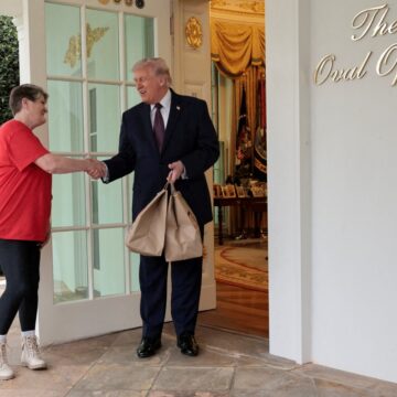 Ο Ντόναλντ Τραμπ παρήγγειλε fast food