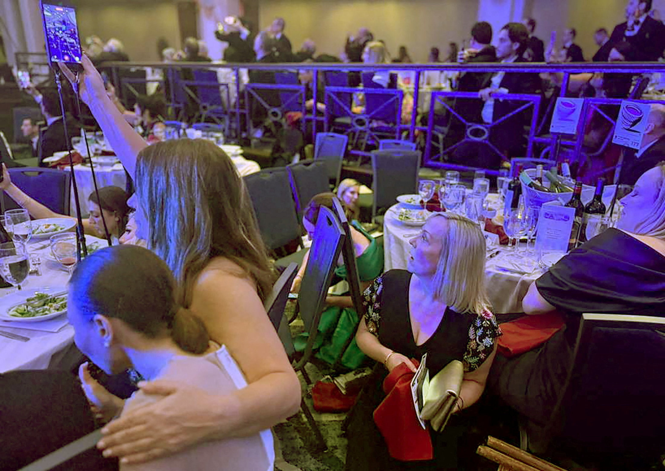 Οι προσκεκλημένοι την ώρα που επικρατεί πανικός