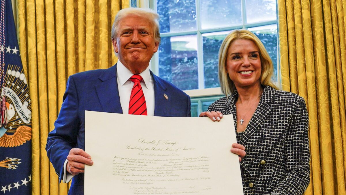 Ο Τραμπ με την Παμ Μπόντι