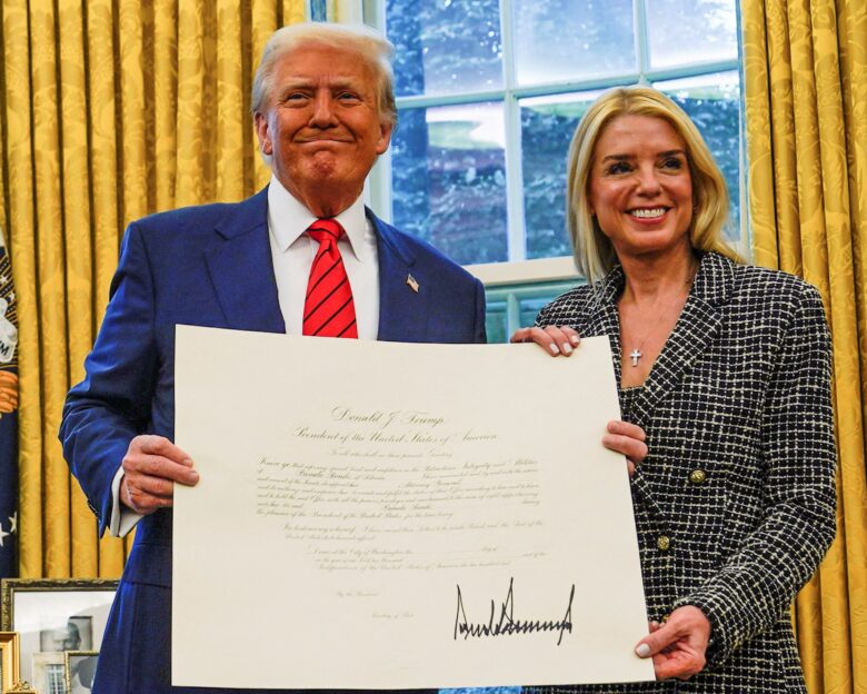 Ο Τραμπ με την Παμ Μπόντι