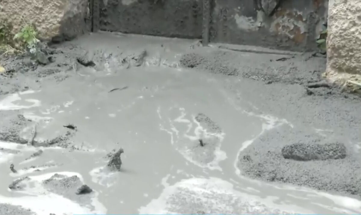 Κυψέλη: Αναβλύζει τσιμέντο από τον δρόμο - Διακοπή της κυκλοφορίας