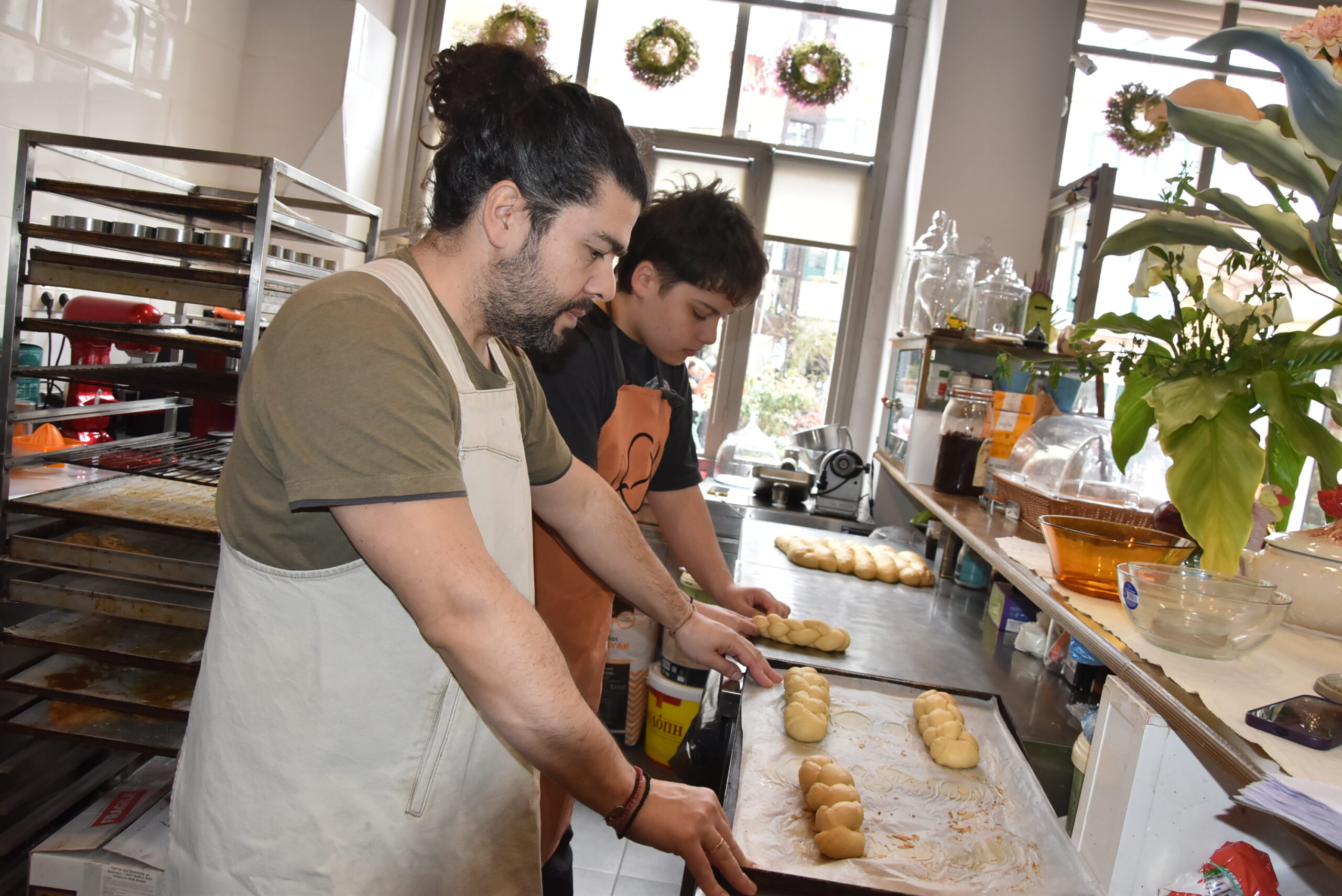 Ετοιμασίες στο ζαχαροπλαστείο της Μυτιλήνης για το τσουρέκι
