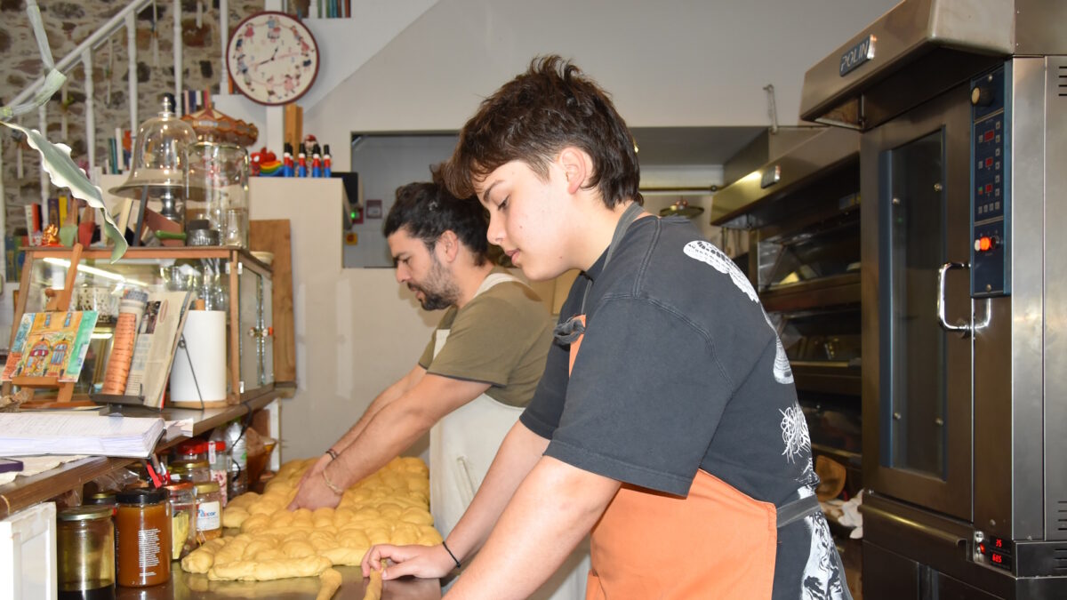 Ετοιμασίες στο ζαχαροπλαστείο της Μυτιλήνης για το τσουρέκι