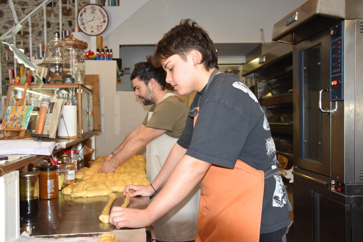 Ετοιμασίες στο ζαχαροπλαστείο της Μυτιλήνης για το τσουρέκι