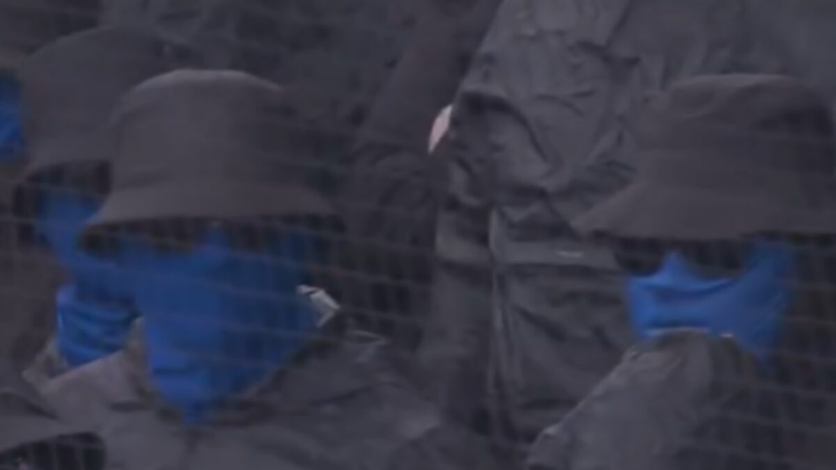 Ολλανδία: Οπαδοί με μάσκες στις κερκίδες καθυστέρησαν τη σέντρα στο Γκόου Αχέντ Ιγκλς – Τσβόλε