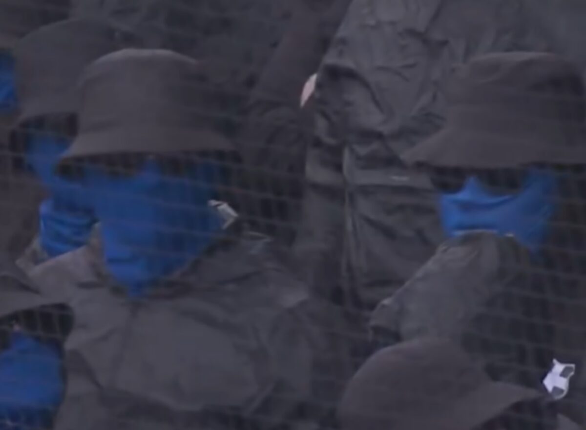 Ολλανδία: Οπαδοί με μάσκες στις κερκίδες καθυστέρησαν τη σέντρα στο Γκόου Αχέντ Ιγκλς – Τσβόλε