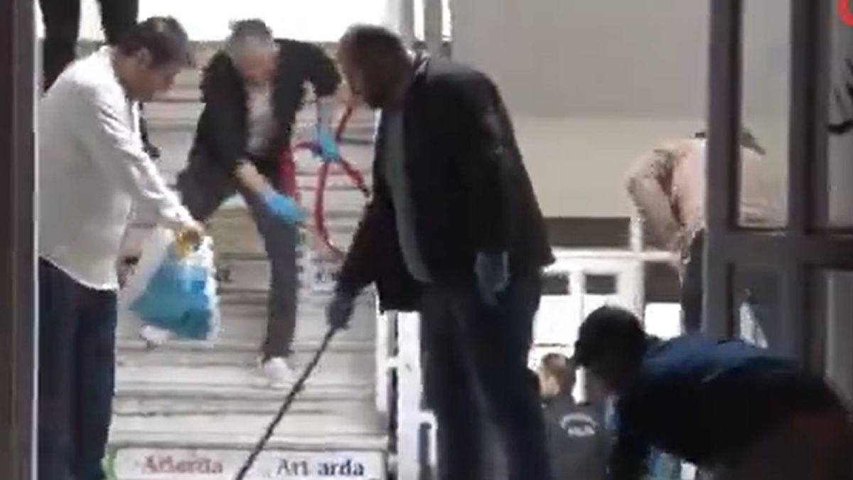 Συνεργεία καθαρίζουν τον τόπο του μακελειού στην Τουρκία