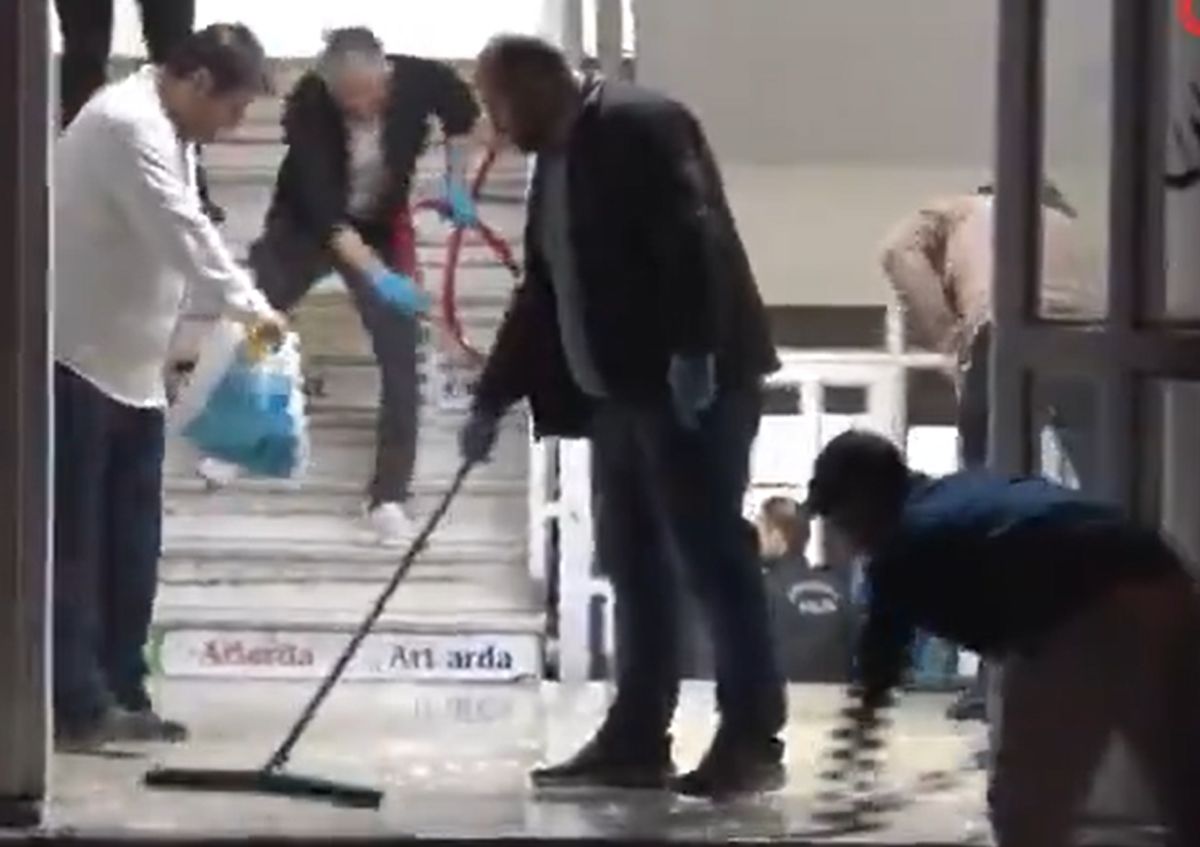 Τουρκία: Συνεργεία καθαρισμού καθαρίζουν το σχολείο μετά το μακελειό με τους 9 νεκρούς, ανάμεσά τους 8 μαθητές