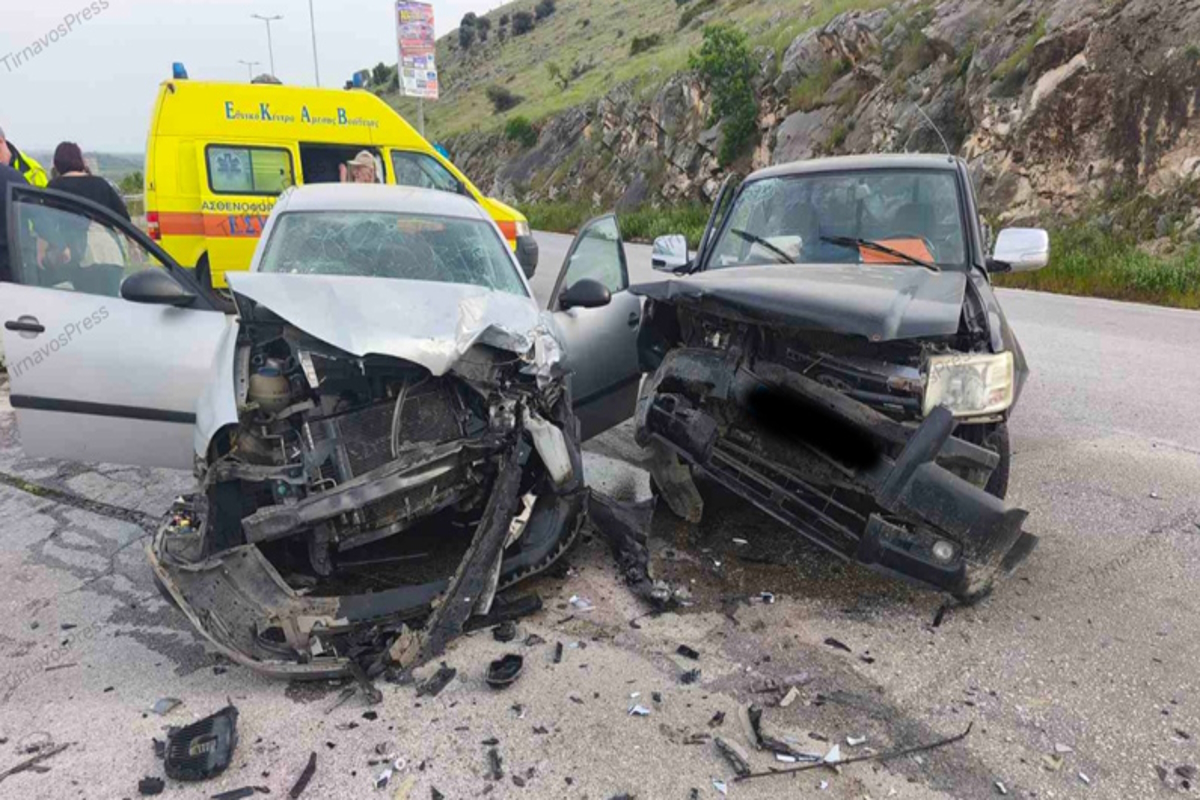Πέντε τραυματίες σε τροχαίο στην εθνική οδό Λάρισας - Κοζάνης, οι επιβαίνοντες στο ένα από τα δύο αυτοκίνητα πήγαιναν σε κηδεία