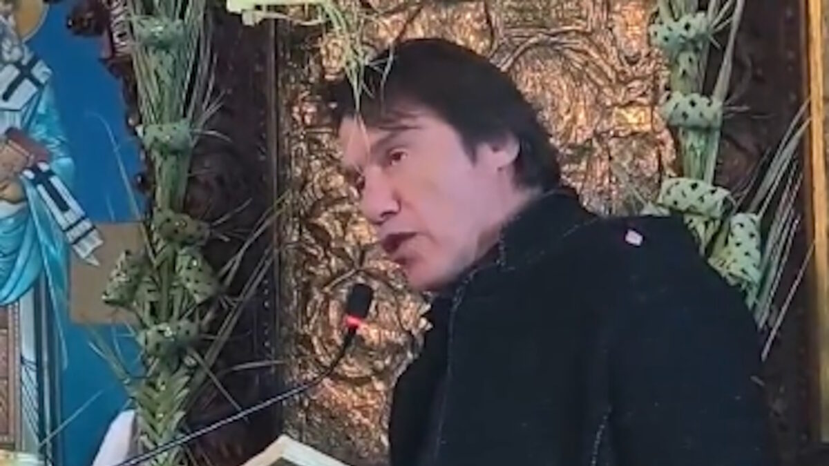 Ο Στράτος Τζώρτζογλου σε εκκλησία της Ρόδου