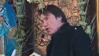 Ο Στράτος Τζώρτζογλου σε εκκλησία της Ρόδου