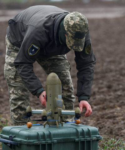 A Ukrainian service member prepares a Sting FPV interceptor drone during a training in an undisclosed location, amid Russia's attack on Ukraine, April 10, 2026. REUTERS/Valentyn Ogirenko
