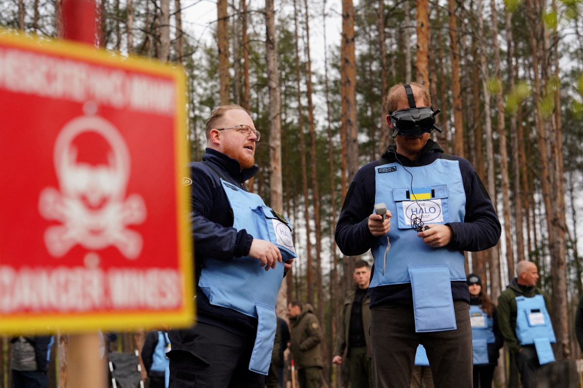 Ο πρίγκιπας Χάρι εκπαιδεύτηκε στην αποναρκοθέτηση στην Ουκρανία, 30 χρόνια μετά την πριγκίπισσα Νταϊάνα στην Ανγκόλα