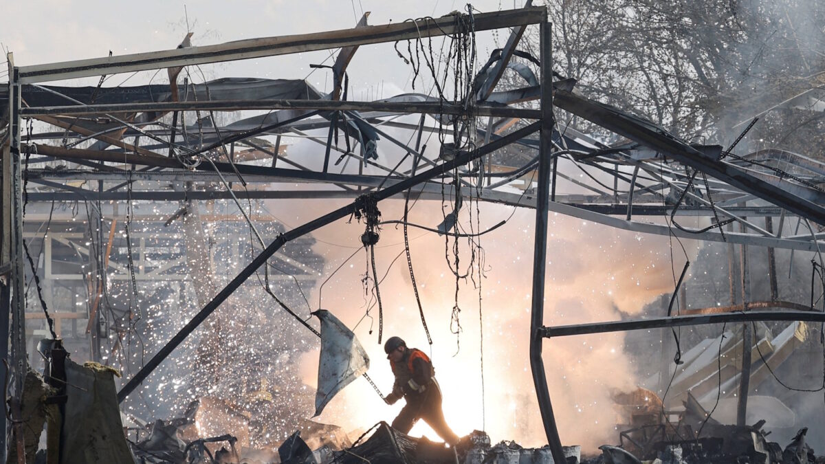 Ζημιές μετά από ρωσική επίθεση στην Ουκρανία