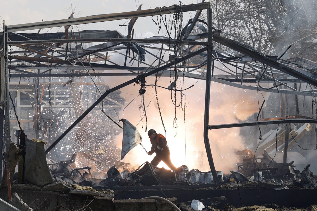 Ζημιές μετά από ρωσική επίθεση στην Ουκρανία