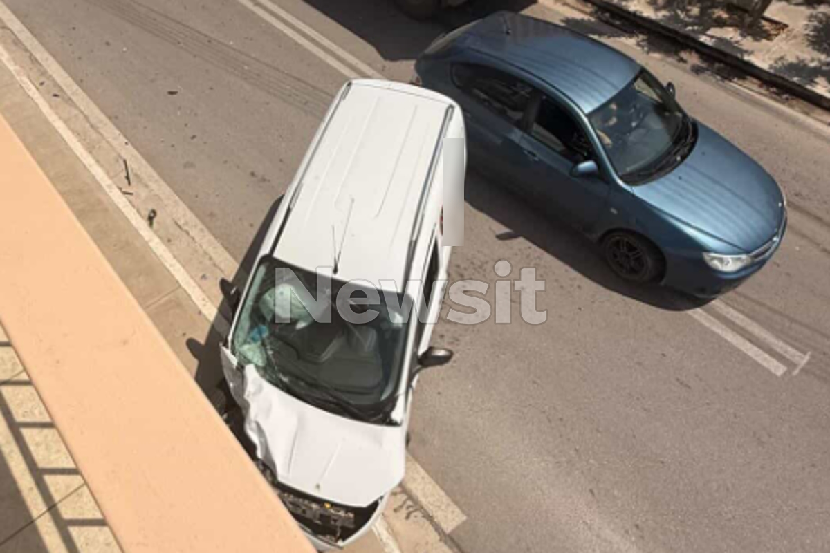 Τροχαίο στο Μαρκόπουλο: Βανάκι παραβίασε το στοπ και συγκρούστηκε με φορτηγό - Παραλίγο να εισβάλει σε κομμωτήριο