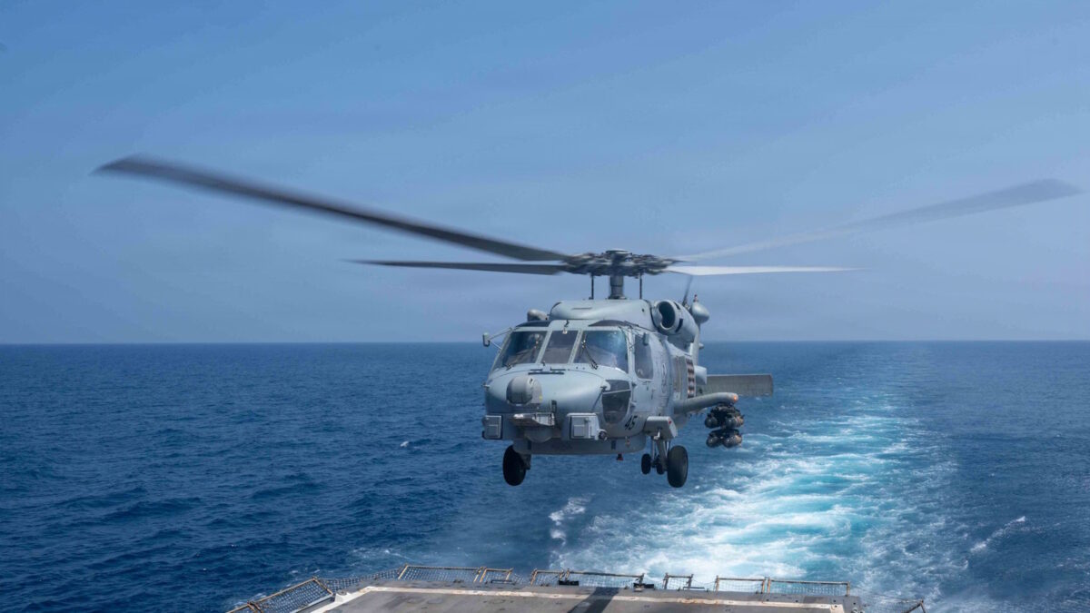 Ελικόπτερο τύπου Sea Hawk στο προσνηώνεται στο κατάστρωμα του αμερικανικού αντιτορπιλικού USS Pickney