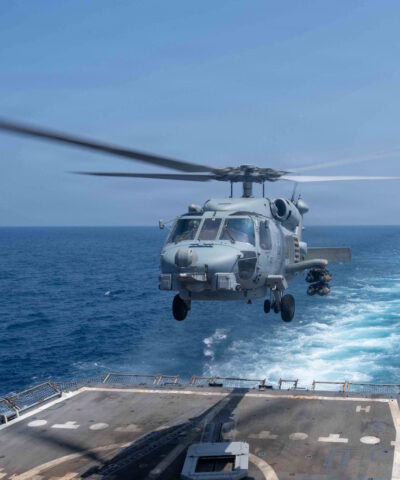 Ελικόπτερο τύπου Sea Hawk στο προσνηώνεται στο κατάστρωμα του αμερικανικού αντιτορπιλικού USS Pickney