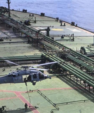 Η στιγμή που Αμερικανοί στρατιώτες καταρρίχονται στο κατάστρωμα του «M/V Majestic X»