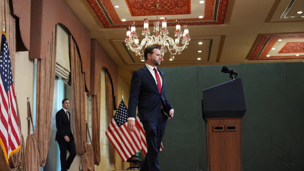 Ο Τζέι Ντι Βανς ετοιμάζεται να κάνει δηλώσεις μετά τις διαπραγματεύσεις με το Ιράν στο Ισλαμαμπάντ