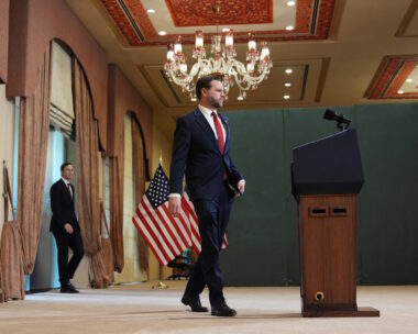 Ο Τζέι Ντι Βανς ετοιμάζεται να κάνει δηλώσεις μετά τις διαπραγματεύσεις με το Ιράν στο Ισλαμαμπάντ