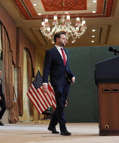 Ο Τζέι Ντι Βανς ετοιμάζεται να κάνει δηλώσεις μετά τις διαπραγματεύσεις με το Ιράν στο Ισλαμαμπάντ