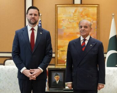 Τζέι Ντι Βανς και ο πρόεδρος του Πακιστάν Σαρίφ