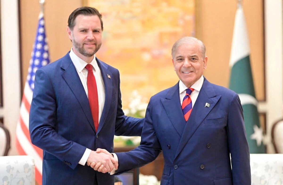 O Αμερικανός αντιπρόεδρος Τζέι Ντι Βανς με τον Πακιστανό πρωθυπουργό Σεχμπάζ Σαρίφ