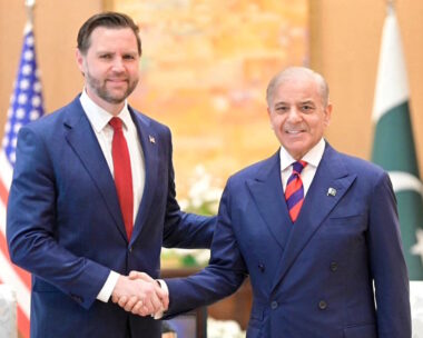 O Αμερικανός αντιπρόεδρος Τζέι Ντι Βανς με τον Πακιστανό πρωθυπουργό Σεχμπάζ Σαρίφ