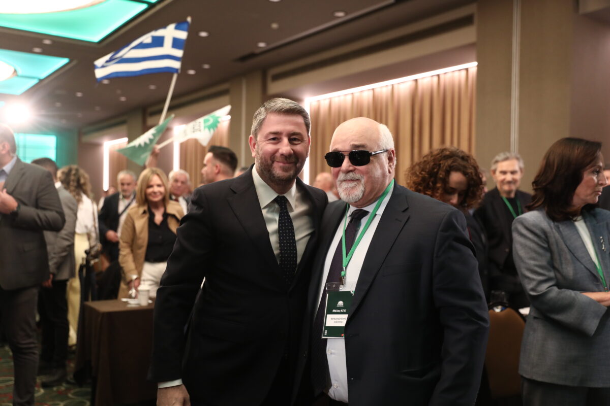 Η απόφαση - ανατροπή του Ανδρουλάκη για γραμματέα του ΠΑΣΟΚ που διέψευσε τα σενάρια ^ ενοχλημένος ο Μητσοτάκης από τις διαρροές για αντικατάσταση του Μυλωνάκη ^ ο Ραγκούσης είδε «πειραγμένες εκλογές» αλλά μέσα στον ΣΥΡΙΖΑ! ^ το σχόλιο Ανδρουλάκη στον Μαρινάκη, στο forum Δελφών ^ το τετ α τετ Φαραντούρη - Καρχιμάκη και η Τζάκρη ^ αναβάλλεται για 7 Μαΐου η ΚΟ της ΝΔ