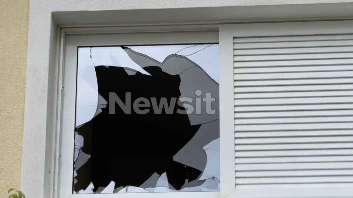 Το σπασμένο τζάμι από το οποίο εισέβαλαν στο σπίτι οι διαρρήκτες
