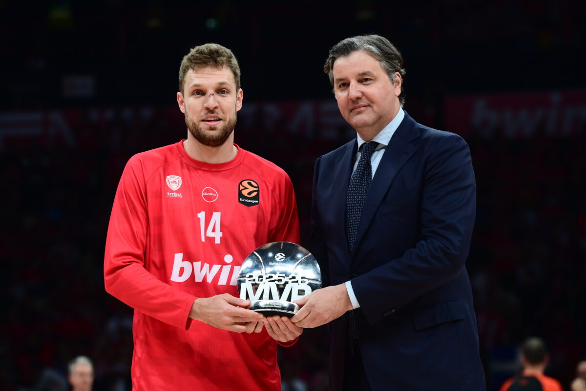 Ο Ντέγιαν Μποντιρόγκα έδωσε το βραβείο του MVP στον Σάσα Βεζένκοφ