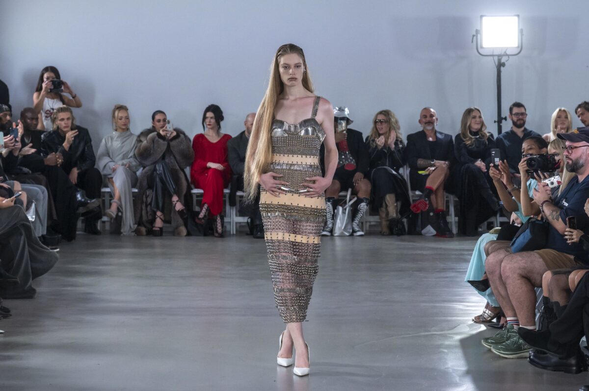 Η τρανς κόρη του Έλον Μασκ μιλά για την παιδική της ηλικία: «Πιστεύεις ότι το αξίζεις ενώ άλλοι κοιμούνται στον δρόμο»