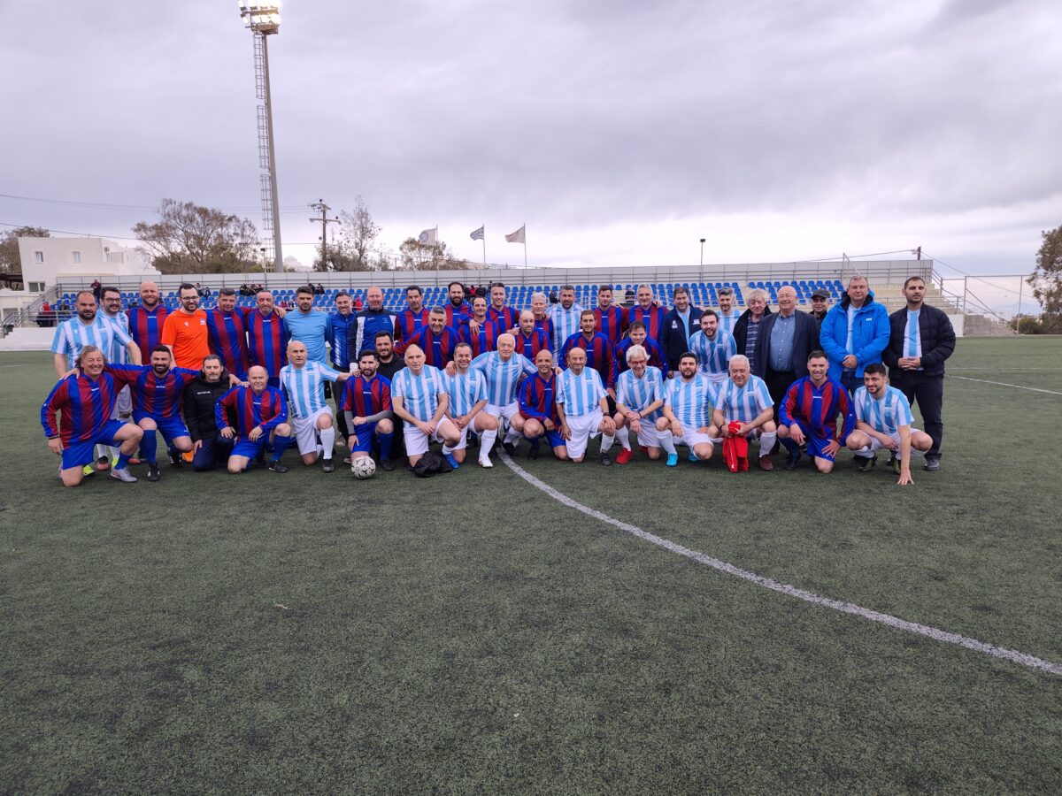 Βουλευτές στο γήπεδο της Σαντορίνης για καλό σκοπό - Από τα έδρανα στη σέντρα