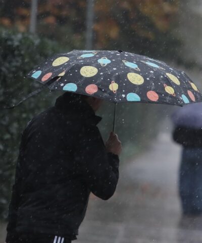 Άνθρωπος με ομπρέλα