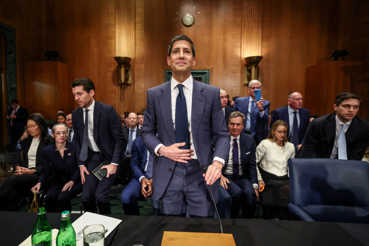 Ένα βήμα πριν τη Fed ο Κέβιν Γουόρς μετά την έγκριση της Επιτροπής - Προωθείται από τους Ρεπουμπλικάνους