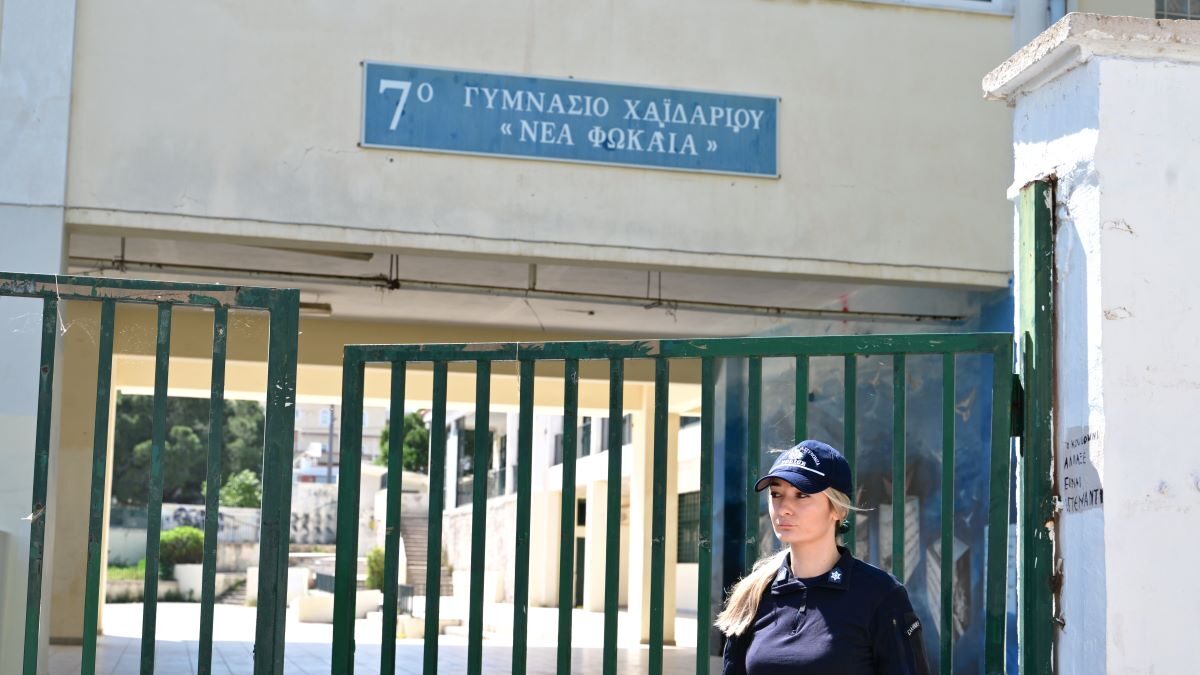Αστυνομικός έξω από το Γυμνάσιο στο Χαϊδάρι