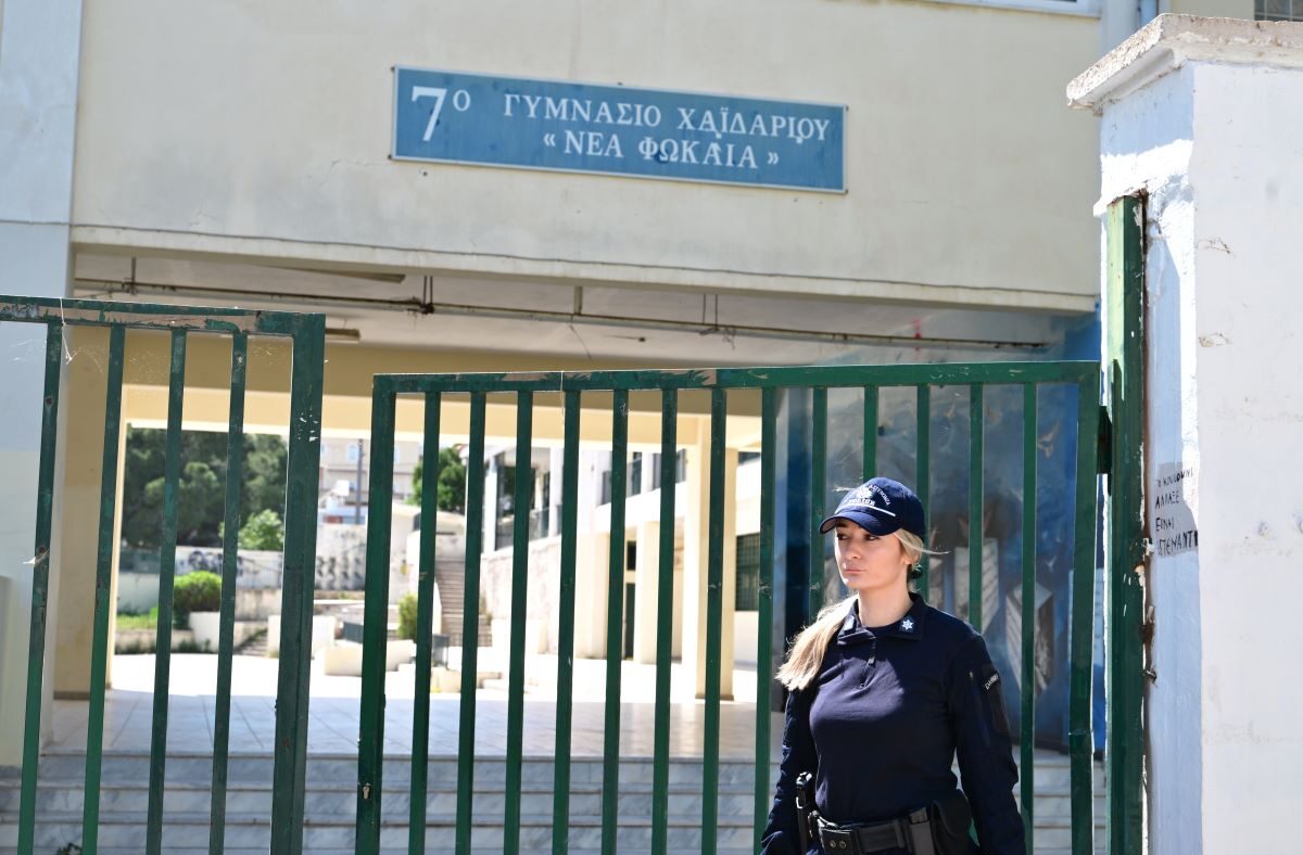 Αστυνομικός έξω από το Γυμνάσιο στο Χαϊδάρι