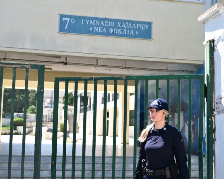 Αστυνομικός έξω από το Γυμνάσιο στο Χαϊδάρι