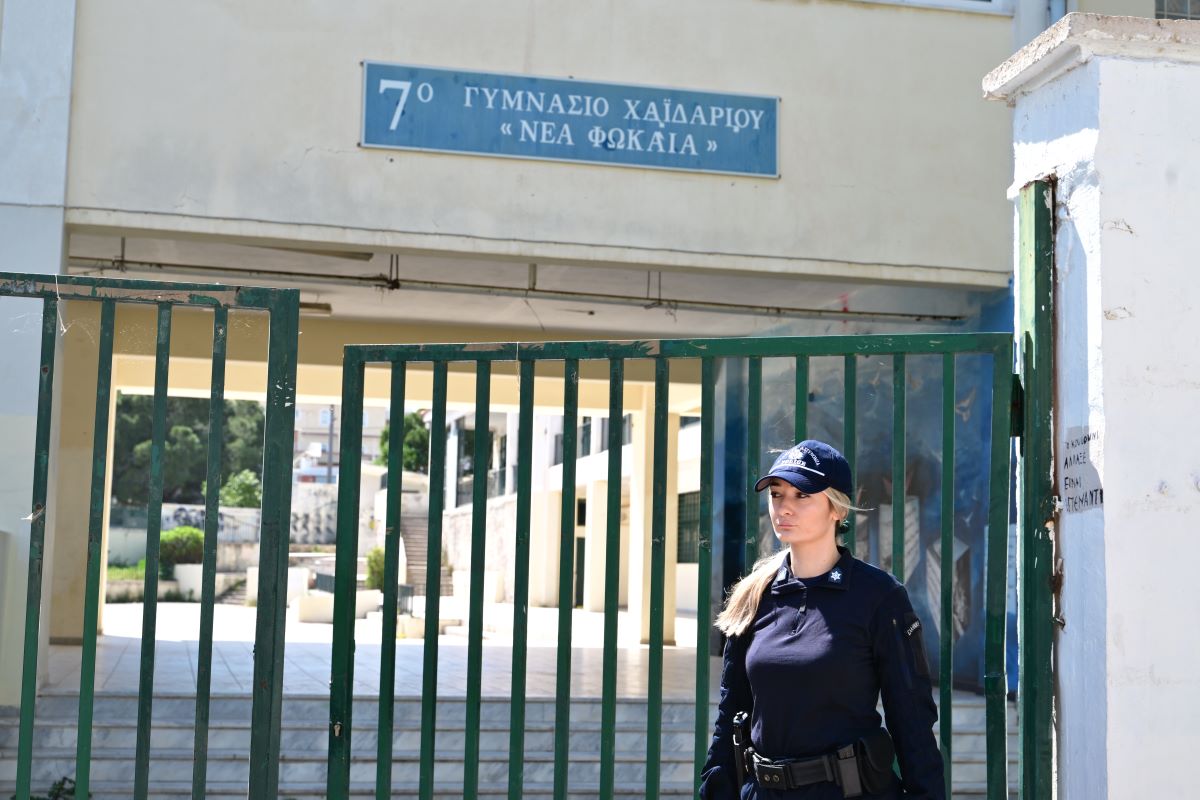 Χαϊδάρι: «Μέσα σε κλάσματα δευτερολέπτου γλίστρησε προς τα πίσω» λέει καθηγήτρια για την 13χρονη μαθήτρια που έπεσε από τον 1ο όροφο του σχολείου της