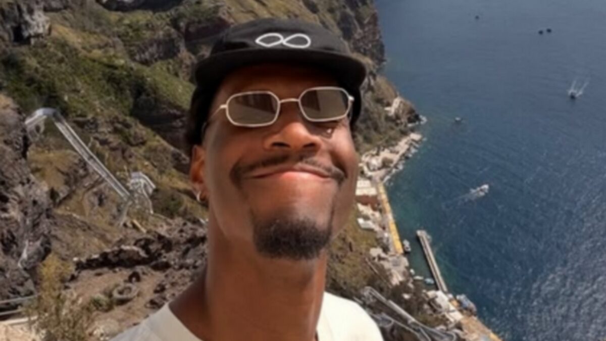 Ο Νάιτζελ Χέιζ Ντέιβις έκανε νέο ταξίδι «αστραπή» στη Σαντορίνη