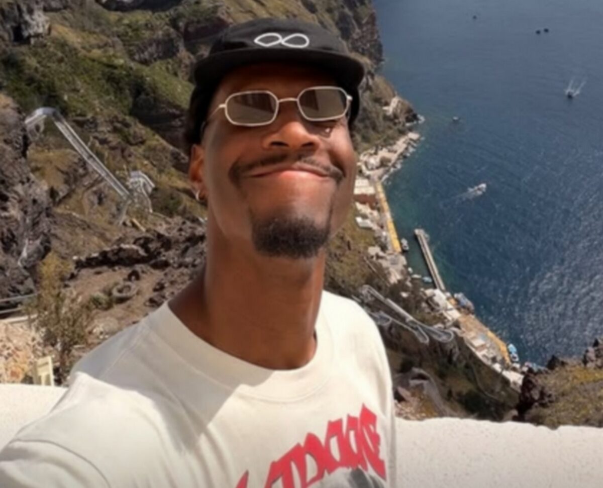 Ο Νάιτζελ Χέιζ Ντέιβις έκανε νέο ταξίδι «αστραπή» στη Σαντορίνη