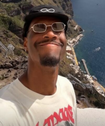 Ο Νάιτζελ Χέιζ Ντέιβις έκανε νέο ταξίδι «αστραπή» στη Σαντορίνη