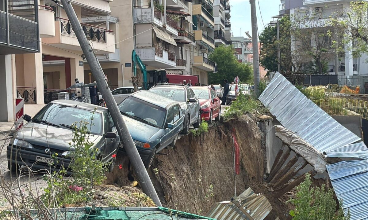 Θεσσαλονίκη: «Βούλιαξε» δρόμος κατά τη διάρκεια εργασιών – Βρέθηκε στο κενό παρκαρισμένο αυτοκίνητο