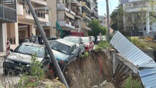 Θεσσαλονίκη: «Βούλιαξε» δρόμος κατά τη διάρκεια εργασιών – Βρέθηκε στο κενό παρκαρισμένο αυτοκίνητο